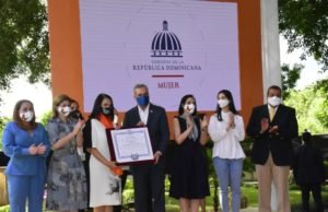 Abinader entrega execuátur póstumo a Minerva Mirabal y condecora a las tres mariposas.