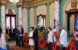 Abinader condecora embajadora EE. UU.