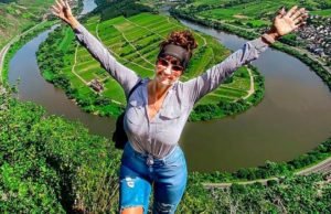 Mujer muere al caer de precipicio mientras posaba para un selfie