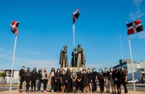 Mujeres del Partido País Posible se visten de negro para condenar violencia machista