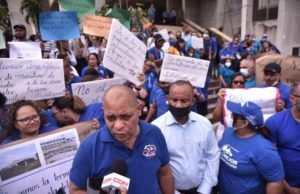 Maestros abandonan las aulas para protestar por aumento salarial