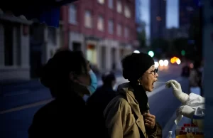 Las nuevas cuarentenas en China impulsan el temor a un impacto global de la economía