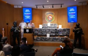 Interceptan lancha con dos hombres a bordo y ocupan 444 paquetes de cocaína