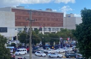 Médicos cumplen paro y marchan hasta el Congreso contra las ARS y AFP