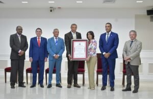 Senado reconoce actores y diseñador de moda por aportes al arte y cultura dominicana