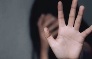 Adolescente de 16 años se debate entre la vida y la muerte tras ser violado por ocho hombres