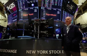 Wall Street cerró con modestas ganancias pero acumula tres semanas seguidas en negativo