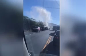 Tres muertos en accidente que produjo incendio de camión y minibús en Azua