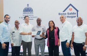 Ministro Bonilla entrega “Bono Saldo Mi Hogar” en Invivienda