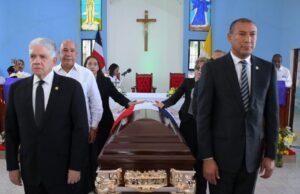 Legisladores realizan guardia de honor en funeral del exsenador Francisco Jiménez