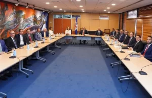 Valdez Albizu se reúne con la ABA para pasar revista al comportamiento del sector financiero