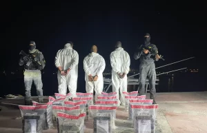 Dos dominicanos y un haitiano apresados con 112 paquetes de cocaína en La Altagracia