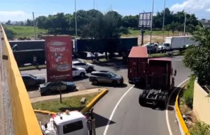 Camioneros bloquean autopista 30 de Mayo por prohibición para circular en avenidas
