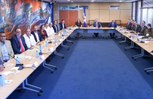 Valdez Albizu se reúne con representantes del sector construcción