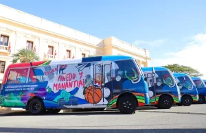 Presidente entrega 50 autobuses para asociaciones de estudiantes universitarios