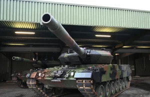 Alemania exhibe los tanques que entregará a Ucrania