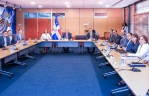 Albizu expone a representantes de Bank of America elementos que incentivan las inversiones en RD