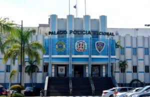 Policía dice tenía orden judicial en allanamiento donde disparó a esposo de comunicadora