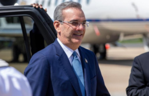 Abinader aborda avión junto a comitiva para iniciar visita de trabajo a Guyana