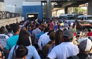 Reportan largas filas en el Metro por paro de labores de conductores