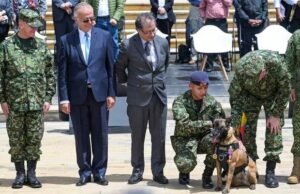 Colombia condecora a los rescatistas de los niños perdidos en la selva