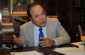 Vinicio impugnaría resolución de Educación que permite inscribir niños indocumentados