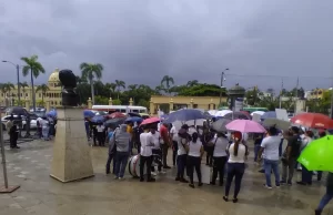 Empleados del Metro se manifiestan firmes frente al Palacio Nacional