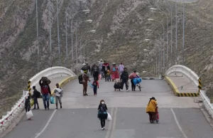 Manifestantes mantienen bloqueado el puente internacional entre Perú y Bolivia