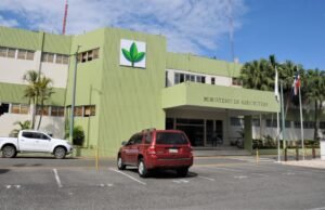 Detienen a dos personas por supuesto desfalco en el Ministerio de Agricultura