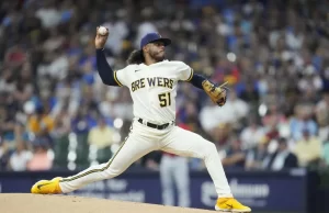 Freddy Peralta poncha a 13 en su 8vo triunfo del año para los Cerveceros