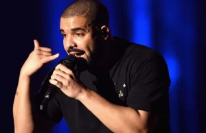 Rápidos reflejos de Drake lo salvaron de ser golpeado con un libro durante show