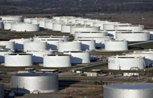 Reservas comerciales de crudo en EEUU caen más de lo esperado y precios se disparan