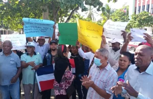 Exempleados del CEA se encadenan para exigir prestaciones laborales