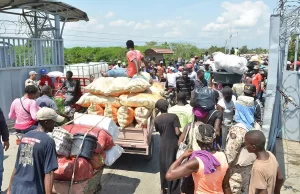 Haitianos se abastecen de otros países y mantienen frontera con RD cerrada