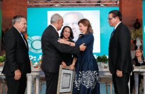 Vicepresidenta Raquel Peña es reconocida por su gestión al frente del gabinete de salud