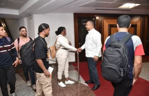 Ya están en el país los 10 dominicanos evacuados desde Israel