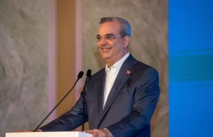 Presidente afirma que la pobreza cayó este año a 23.4%, nivel más bajo registrado en RD
