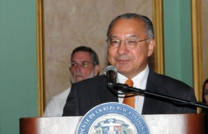 Arrestan exdiplomático de EEUU Manuel Rocha, acusado de servir como agente de Cuba