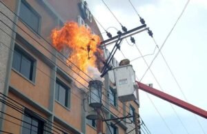 Un vehículo se incendia tras explosión de un transformador en la avenida Defilló