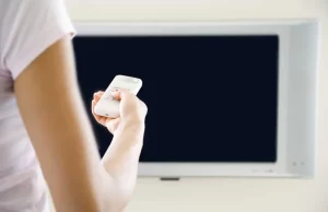 ¿Sabías que el televisor conectado sigue consumiendo energía?