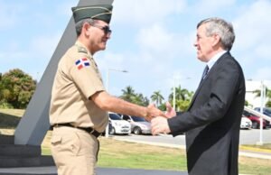 Ministro de Defensa recibe visita del Ministro Británico de Relaciones Exteriores