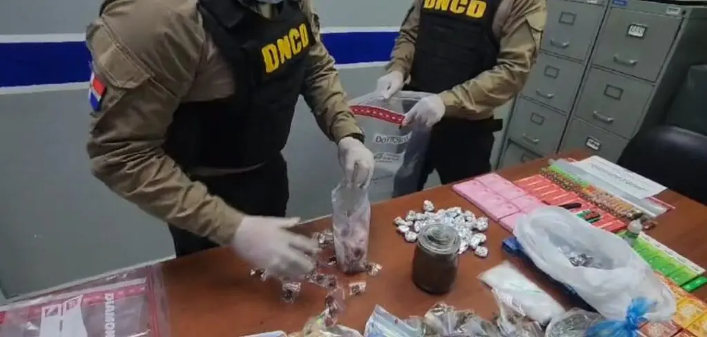 Autoridades desmantelan centro de empaque y distribución de drogas en Santiago