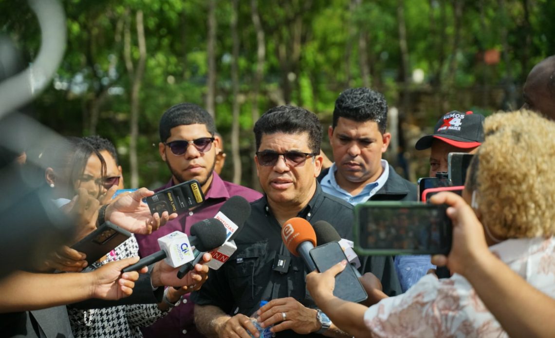 Dío Astacio dice recibió 49 camiones dañados de los 100 comprados por Manuel Jiménez