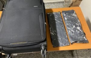 Detienen mujer pretendía viajar a España con dos láminas de presunta cocaína