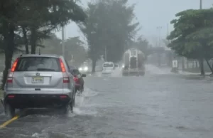 Onda tropical y vaguada siguen incidiendo en condiciones del tiempo