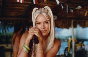 Karol G pone a todos a bailar su nuevo tema en París