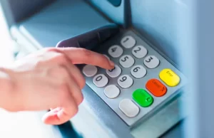 Roban miles de euros de cajeros automáticos en Europa con este ciberataque