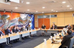 Valdez Albizu y ejecutivos del sector bancario analizan desempeño del sistema financiero