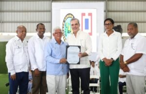 Abinader entrega 723 títulos de propiedad, en Nisibón