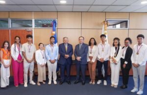 Valdez Albizu recibió la visita de Juan Bolívar Díaz y estudiantes meritorios de España